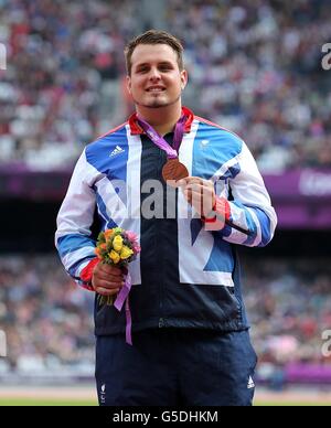 Aled Davies della Gran Bretagna festeggia sul podio dopo aver vinto la medaglia di bronzo dopo la finale di Men's Shot Put (F42/44) allo Stadio Olimpico del Parco Olimpico. Foto Stock