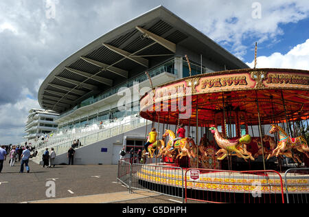 Corse ippiche - Family Racing Festival - Summer Raceday - Ippodromo di Epsom Downs. Il carosello all'Ippodromo di Epsom Downs Foto Stock