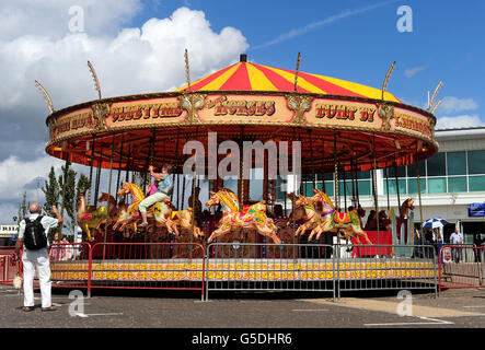 Corse ippiche - Family Racing Festival - Summer Raceday - Ippodromo di Epsom Downs. Il carosello all'Ippodromo di Epsom Downs Foto Stock