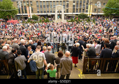 Tifosi in un ricevimento per Jason Kenny in onore delle sue due medaglie d'oro olimpiche, presso il Municipio di Bolton, Lancashire. Foto Stock