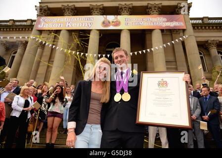 Laura Trott e Jason Kenny ad un ricevimento in onore delle sue due medaglie d'oro olimpiche, presso il Municipio di Bolton, Lancashire, dove migliaia di persone si riunirono per accoglierlo. Foto Stock