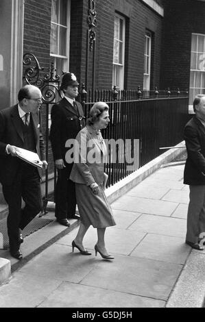 Il primo ministro Margaret Thatcher lascia il n. 10 Downing Street, a Londra, per i comuni - la prima volta che si è seduto il sabato dopo la crisi di Suez nel 1956 - a seguito dell'invasione delle Isole Falkland da parte dell'Argentina. Foto Stock