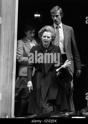 Il primo ministro Margaret Thatcher lascia il n. 10 Downing Street, a Londra, con il cappello in mano. Stava prendendo una pausa dal lavoro parlamentare per visitare la sua circoscrizione di Finchley, a nord di Londra. Foto Stock