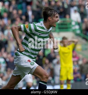 Mikael Lustig di Celtic celebra il suo secondo obiettivo durante la partita della Clydesdale Bank Scottish Premier League al Celtic Park di Glasgow. Foto Stock