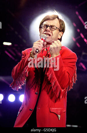 Il cantante e pianista Elton John si esibisce durante il concerto di Freddie Mercury Tribute a Wembley, Londra. Foto Stock