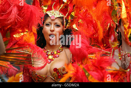 La Paraiso School di Samba partecipa al Notting Hill Carnival, Londra. PREMERE ASSOCIAZIONE foto. Data immagine: Lunedì 27 agosto 2012. Scopri il Carnevale SOCIALE della storia della PA. Il credito fotografico dovrebbe essere: Lewis Whyld/PA Wire Foto Stock