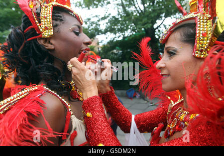 La Paraiso School of Samba prepara partecipare al Notting Hill Carnival, Londra. PREMERE ASSOCIAZIONE foto. Data immagine: Lunedì 27 agosto 2012. Scopri il Carnevale SOCIALE della storia della PA. Il credito fotografico dovrebbe essere: Lewis Whyld/PA Wire Foto Stock