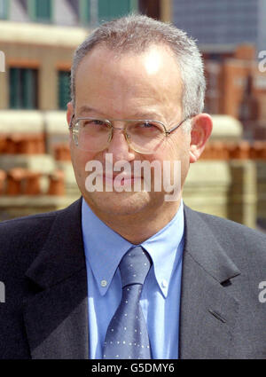 Lord Sainsbury di Turville, Segretario parlamentare del Dipartimento del Commercio e dell'industria, in una telefonata al DTI nel centro di Londra. * 26/05/2002: Il governo ha respinto qualsiasi suggerimento di irregolarità da parte del ministro sulla sua partecipazione in una società coinvolta in alimenti geneticamente modificati (GM). La Mail di domenica ha riferito che il valore delle sue azioni nella società biotech, Innotech, era salito da 26.9 milioni nel 1998, quando divenne ministro, a 42.6 milioni alla fine del 2000, secondo gli ultimi conti. In una dichiarazione rilasciata ieri sera, il Dipartimento del Commercio e dell'industria Foto Stock