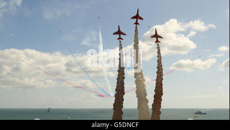 Le frecce rosse della RAF eseguono una mostra aerobica per aprire il Bournemouth Air Festival a Dorset sopra un memoriale al pilota di Reds, il tenente di volo Jon Egging, morto in un incidente durante il festival dello scorso anno. Foto Stock