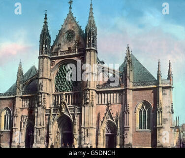 Die Kirche St Eloi in Dünkirchen im Norden Frankreichs. Francia, Dunkerque, Dunkerque, Nord-Pas-de-Calais, Europa, viaggi, 1910S, 1920s, xx secolo, Eglise Saint-Eloi, archivio, Carl Simon, storia, storico, chiesa, religione, convinzioni, architettura gotico, il punto di riferimento lato vetro colorato slitta Foto Stock