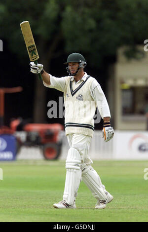 Graeme Hick di Worcestershire aggancia un colpo con gli occhi chiusi per raggiungere il suo secolo contro il Warwickshire, durante il secondo giorno della partita Cricinfo Championship Division 2 a New Road, Worcester. Foto Stock