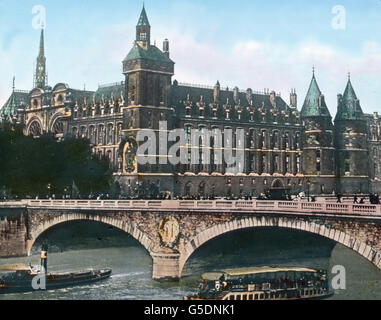 Der Justizpalast in Frankreichs Hauptstadt Paris. Francia, Europa, viaggi, 1910S, 1920s, xx secolo, il Palais de Justice de Paris, archivio, Carl Simon, storia, storica capitale, sul fiume Senna, nave, il palazzo, la Corte di giustizia, edificio, castello, architettura, torri, massiccio e colorati a mano su vetrino. Foto Stock