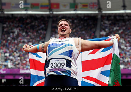 Aled Davies della Gran Bretagna celebra la vittoria dell'oro nel lancio del Discus Men's - F42 allo Stadio Olimpico di Londra. Foto Stock