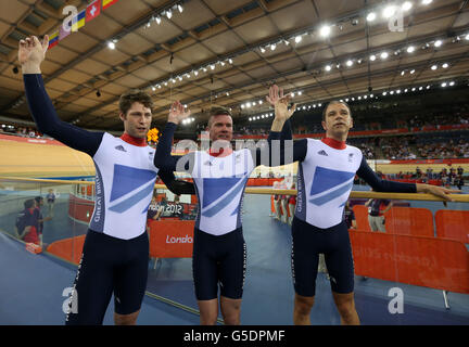 Darren Kenny (a destra), Richard Waddon e Jon-Allan Butterworth (a sinistra) celebrano la vittoria dell'argento nella squadra mista C1-5 Sprint al Velodrome nel Parco Olimpico di Londra. Foto Stock