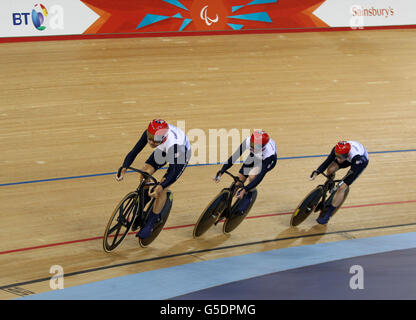 Darren Kenny, Richard Waddon e Jon-Allan Butterworth, della Gran Bretagna (da sinistra a destra) sulla strada per vincere l'argento nella squadra mista C1-5 Sprint al Velodrome nel Parco Olimpico di Londra. Foto Stock