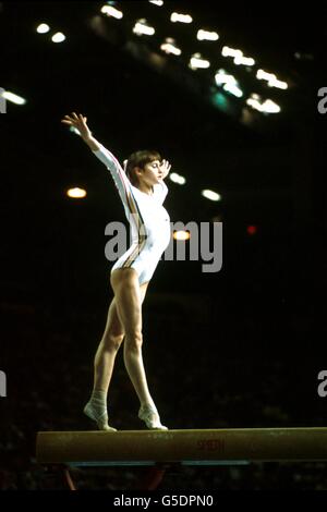 Ginnastica - Giochi Olimpici di Montreal. Il Nadia Comaneci della Romania si esibisce al bar Foto Stock