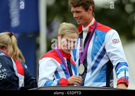 Zara Phillips si unisce ad altri tre membri della medaglia d'argento olimpica in un giro d'onore durante le prove a cavallo di Burghley a Burghley Park, Stamford. Foto Stock