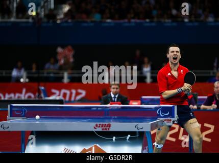 Il grande britannico Will Bayley celebra un punto nella sua partita contro il tedesco Jochem Wollmert nella partita di medaglia d'oro del singolo maschile di classe 7 all'Excel Arena di Londra. Foto Stock