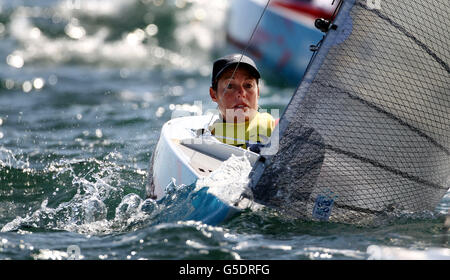 Il marinaio della Gran Bretagna Helena Lucas 2.4 durante la penultima gara della regata presso la sede della vela di Weymouth e Portland. Foto Stock