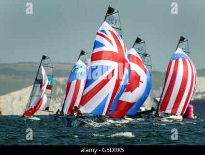 Alexandra Rickham e Niki Birrellat della Gran Bretagna durante il penultimo round di oggi del Paralimpic Skud 2 concorso di gommoni al locale Sailing di Weymouth e Portland. Foto Stock