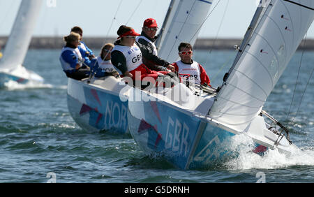 Il Sonar della Gran Bretagna, una barca a tre persone con equipaggio di John Robertson, Hannah Stodel e Stephen Thomas durante la penultima corsa Paralimpica di oggi presso la sede della vela di Weymouth e Portland. Foto Stock