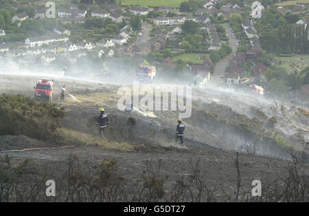 Gli equipaggi del fuoco combattono con i venti crescenti mentre provano a controllare un blaze del heathland che ha distrutto circa 30 acri che si spargono attraverso la gola e il heathland sul punto di bellezza di North Hill che si affaccia Minehead, Somerset. I villeggianti di un campeggio vicino al blaze sono stati evacuati. *il blaze scoppiò su quattro acri di gorse, con gli equipaggi antincendio e le unità specializzate del Somerset e del vicino Devon che lavoravano per controllarlo durante la notte. Foto Stock