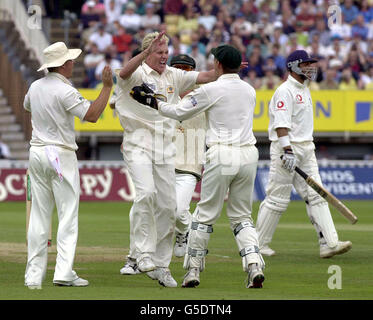 Il Brett Lee (centro) dell'Australia festeggia dopo aver reclamato il cazzo della battuta d'Inghilterra, il battitore Mark Butcher (a destra) per 41 corse durante il quarto giorno della prima prova a Edgbaston, Birmingham. Foto Stock