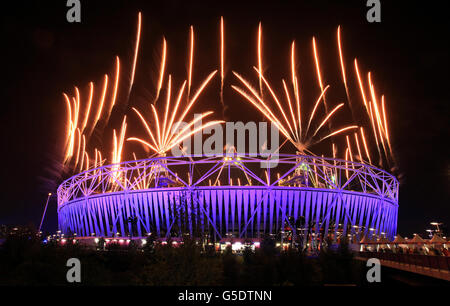Giochi Paralimpici di Londra - giorno 11. I fuochi d'artificio esplodono sullo Stadio Olimpico durante la cerimonia di chiusura dei Giochi Paralimpici, Londra. Foto Stock