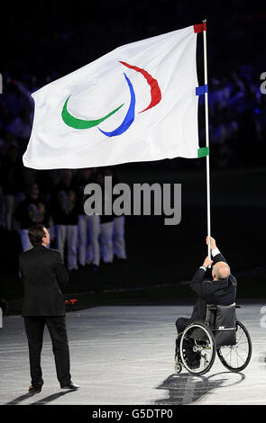 Il Sindaco di Rio Eduardo Paes (a sinistra) attende di ricevere la bandiera Paralimpica dal presidente dell'IPC Sir Philip Craven durante la cerimonia di chiusura dei Giochi Paralimpici allo Stadio Olimpico di Londra. Foto Stock