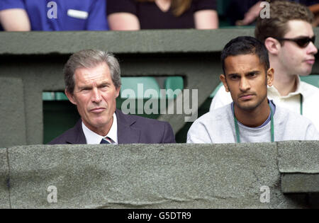 NESSUN USO COMMERCIALE: Tony Henman, padre della Gran Bretagna Tim Henman guarda il suo in azione contro Goran Ivanisevic con il compagno di tennis britannico Arvind Parmar il terzo giorno della loro Mens semi finale partita al 2001 Lawn Tennis Championships a Wimbledon, Londra. Foto Stock