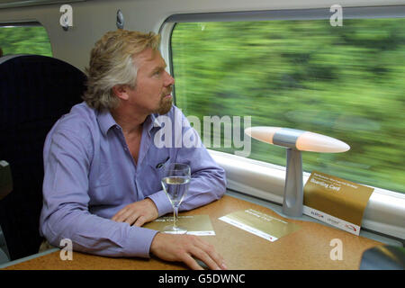 Il boss della Vergine Sir Richard Branson svela il treno inclinabile pendolino dei Virgin Trains a 140 km/h vicino a Melton Mowbray. * il treno dovrebbe ridurre i tempi di viaggio sulla principale rotta Londra-Scozia, la linea principale della costa occidentale di Virgin Rail, e sarà uno dei 53 che opererà a partire da giugno del prossimo anno. Foto Stock