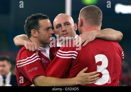 Rob Henderson, Keith Wood e Phil Vickery si sono opposti dopo aver perso la terza prova contro l'Australia allo stadio Australia di Sydney. Punteggio finale: Australia 29 Lions 23. Foto Stock