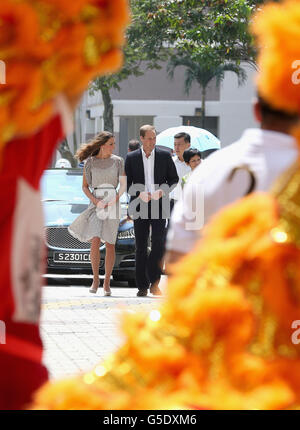 Il Duca e la Duchessa di Cambridge guardano una dimostrazione durante una visita a Queenstown a Singapore, come parte di un tour di nove giorni dell'Estremo Oriente e del Sud Pacifico, in onore del Giubileo dei Diamanti della Regina. Foto Stock