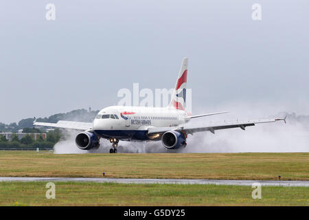 British Airways Airbus A318-112 di aerei in arrivo per la visualizzazione statica al Farnborough International Airshow di G-EUNB Foto Stock