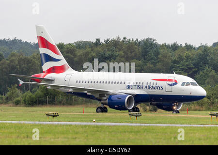 British Airways Airbus A318-112 di aerei in arrivo per la visualizzazione statica al Farnborough International Airshow di G-EUNB Foto Stock