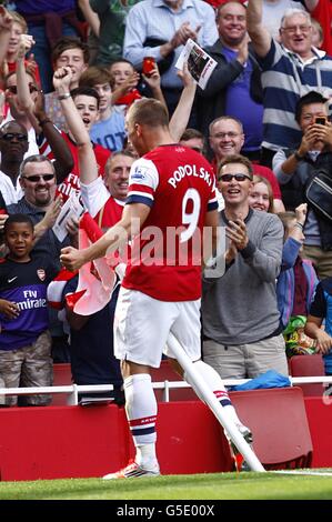 Lukas Podolski di Arsenal festeggia dopo aver segnato il secondo gol della sua squadra Foto Stock