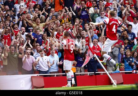 Calcio - Barclays Premier League - Arsenal / Southampton - Emirates Stadium. Lukas Podolski dell'Arsenal (a sinistra) festeggia dopo aver segnato il secondo gol della sua squadra Foto Stock