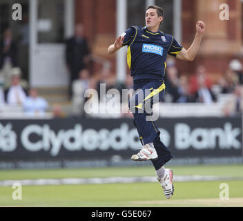 Chris Wood dell'Hampshire celebra la presa del wicket di Tim Abrose del Warwickshire durante la finale della banca di Clydesdale 40 al campo di cricket del Signore, Londra. Foto Stock