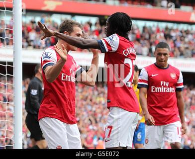 Gervinho dell'Arsenal (centro) festeggia con il suo compagno di squadra Aaron Ramsey (a sinistra) dopo aver segnato il quinto gol della sua squadra Foto Stock