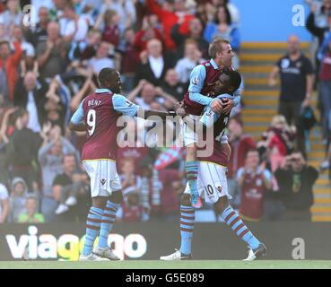 Christian Benteke (a destra) di Aston Villa celebra il secondo obiettivo del gioco con i compagni di squadra Barry Bannan (al centro) e Darren Bent (a sinistra) Foto Stock