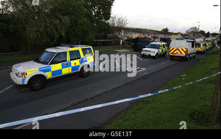 Ufficiali di polizia sul luogo di una sparatoria a Hattersley, Greater Manchester, dove un agente di polizia femminile disarmato è stato ucciso e un altro è stato gravemente ferito mentre si è assistito oggi a un 'incidente di routine' che ha portato all'arresto di uno degli uomini più ricercati del paese. Foto Stock