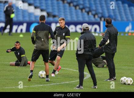 Nicklas Bendtner di Juventus (centro) durante una sessione di formazione presso il ponte Stamford, Londra. Foto Stock