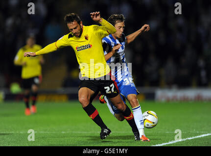 Marco Cassetti di Watford (a sinistra) e Will Buckley di Brighton & Hove Albion si battono per la palla durante la partita del campionato Npower a Vicarage Road, Watford. Foto Stock