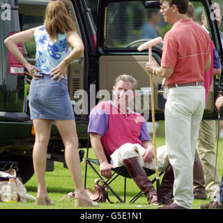 Il Principe del Galles riposa tra i chukkas mentre gioca a polo per Highgrove in un Exhibition Match contro Cirencester Park in aiuto di St Lukes Hospice, Plymouth, al Cirencester Park Polo Club. Highgrove ha vinto la partita. Foto Stock