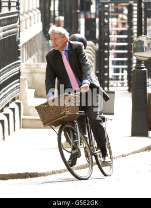 Il Segretario per lo sviluppo internazionale Andrew Mitchell arriva per un incontro del Gabinetto al numero 10 di Downing Street, nel centro di Londra Foto Stock