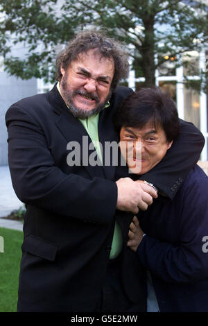 L'attore di arti marziali Jackie Chan (a destra) con l'attore John Rhys-Davies, in una foto-chiamata a Dublino per annunciare le riprese dei luoghi irlandesi della commedia d'azione 'Highbinders'. * il film basato su un poliziotto di Hong Kong, interpretato da Jackie Chan, che scopre un sindacato internazionale della schiavitù. Le riprese si svolgeranno in Irlanda e in Asia. Foto Stock