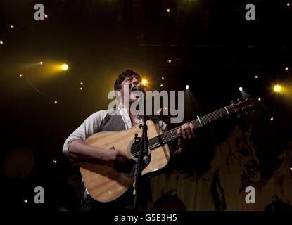 ITunes Festival 2012 - Londra. Marcus Mumford di Mumford and Sons suona all'iTunes Festival 2012, presso la Roundhouse, nel nord di Londra. Foto Stock