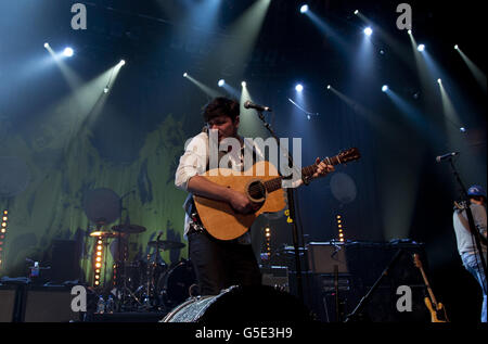 Marcus Mumford di Mumford e Sons si esibisce all'iTunes Festival 2012, presso la Roundhouse, nel nord di Londra. Foto Stock