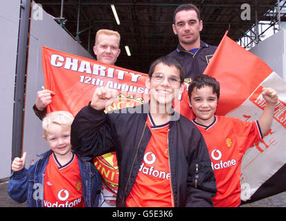 I tifosi del Manchester United arrivano a Cardiff prima della finale One2One fa Charity Shield contro Liverpool al Millennium Stadium di Cardiff. Foto Stock