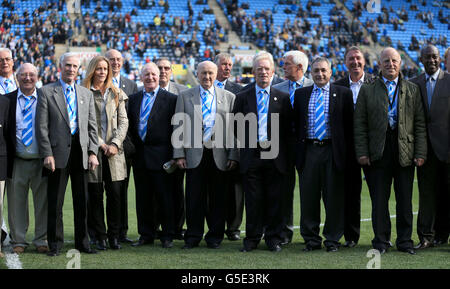 Calcio - npower Football League 1 - Coventry City / Carlisle United - Ricoh Arena. Le leggende di Coventry City si allineano in campo a metà tempo durante la partita della Npower Football League One alla Ricoh Arena di Coventry. Foto Stock